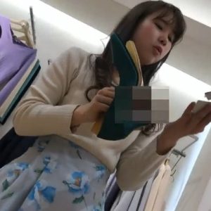《盗撮動画》客を装ったパンチラ撮り師「美人ショップ店員のパンチラ盗撮余裕でしたｗ」⇒ 動画がこちら