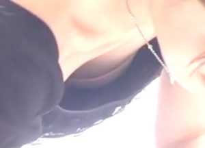 《盗撮動画》ピンクブラモロ見え！結婚式披露宴会場で受け付け役の素人女子の胸チラ盗撮動画