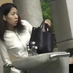 《盗撮動画》公園で素人ギャルのパンチラを盗み撮る変態、Tバックから丸見えの肛門をうっかり撮影成功してしまうｗｗ