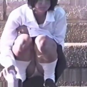 《盗撮動画》座りとしゃがみでパンツ丸見え！制服JKの思春期パンチラを多数収録した幻の名作をご覧ください