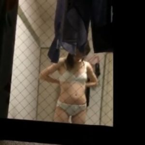《盗撮動画》カーテンの隙間から覗かれた独り暮らしJD達！クソカワJDの全裸を収録した伝説の映像がこちら