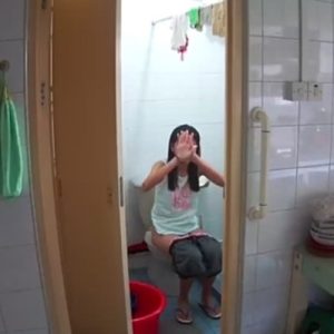 《盗撮動画》盗撮バレてる！？自宅トイレで隠し撮りされてる10代娘のおしっこシーン