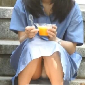 《盗撮動画》至高の座り白パンチラ動画！スイーツに夢中でお股がゆるくなった黒髪美少女