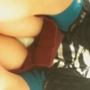 《盗撮動画》タイトスカ女子生徒の棚越ししゃがみパンチラ盗撮！まさかの純白生Pでしたｗ