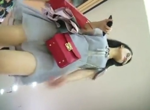 《盗撮動画》こうやって調子乗りまくった女が逆さ撮りされてるのって興奮するよなｗ