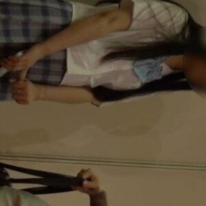 《盗撮動画》とある制服美少女の可愛すぎる生パンを収録した逆さ撮り動画をご覧ください