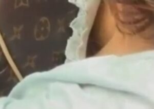 《盗撮動画》※衝撃※ 胸元が開いた貧乳女子さん、こうやって胸チラ盗撮されていた・・・