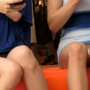 《盗撮動画》今夜のおかず候補No.1！激カワなのに白パンティを拝ませてくれる素人ギャルちゃん