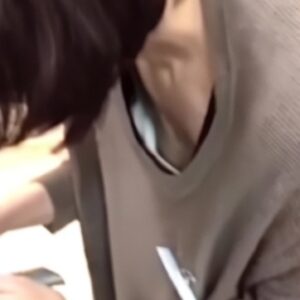 《盗撮動画》乳首ゲット大成功！美人ショップ店員の胸チラ完全攻略映像がこちら