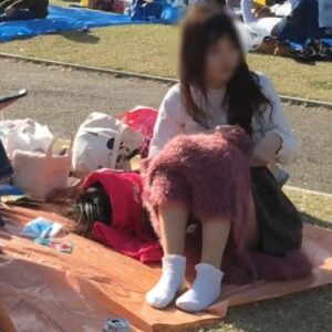 《盗撮動画》ここらでガード意識皆無娘の寝っ転がりパンチラをご覧いただきましょう