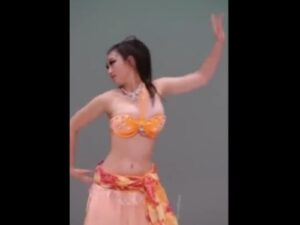 《盗撮動画》見るからに危険な状態のこの巨乳ダンサーがまもなく乳首ポロリします