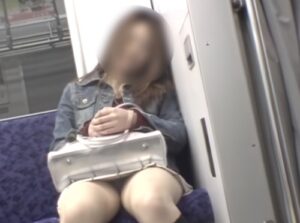 《盗撮動画》電車で居眠りしてしまったギャルはパンチラ撮られ放題になるという事実...ｗ