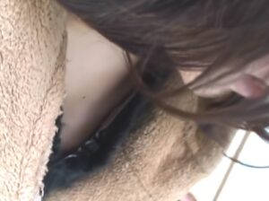 《盗撮動画》連続胸チラ盗撮犯の犯行記録映像！まんまと胸チラを盗み撮られる素人ギャルちゃん