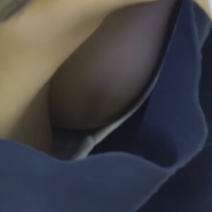 《盗撮動画》超ハイリスクな胸チラ盗撮！清楚で巨乳なハイスペ美人妻ちゃんの生おっぱい