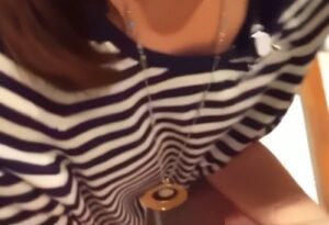 《盗撮動画》名札付きで特定不可避。激カワショップ店員パンチラ！隙を見て胸チラも狙ってます