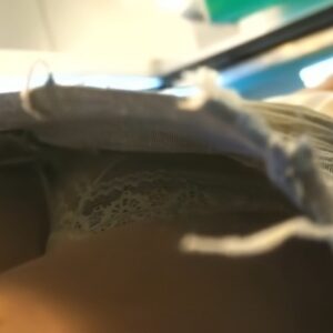 《盗撮動画》この美人ギャルのマン毛スケスケフロントパンチラが無限にシコシコできてしまう件