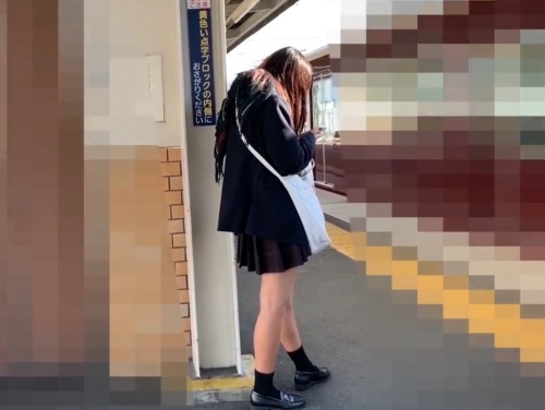 《盗撮動画》制服美少女を駅で逆さ撮り中に神風！奇跡の純白サテンパンチラの収録に成功