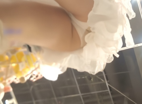 《盗撮動画》いくらなんでも無防備すぎ...と話題の10代美少女の逆さ撮りパンチラがこちら
