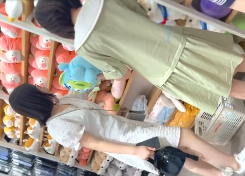 《盗撮動画》これはアカン… 無垢なワンピース娘達の綿製パンツを逆さ撮りしまくった危険映像が公開される