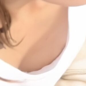 《盗撮動画》子どもの隣で隠し撮りされるノーガードな人妻胸チラ、ガチでエッチすぎる