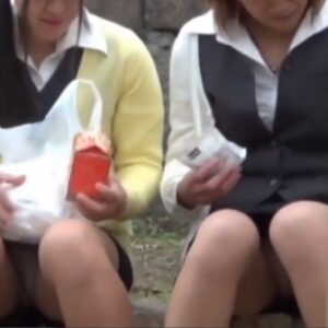 《盗撮動画》オレ撮り師、お昼休憩中のスーツOLのダブルパンチラの撮影に成功するｗ