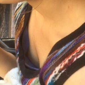 《盗撮動画》ガチ注意！ここまで乳首がしっかり見えてる胸チラ動画もなかなかないよなｗ