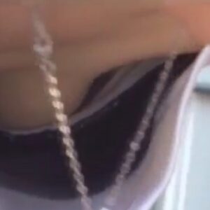 《盗撮動画》不可能だと思われる環境でも乳首奪取！胸チラ撮り師の熟練のテクニックをご覧ください