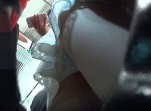 《盗撮動画》史上最強レベル！完全無欠美少女のマン毛がうっすら透けるお宝フロントパンチラ