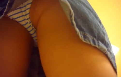 《盗撮動画》オレ撮り師、家族連れのデニミニ娘を逆さ撮りで縞パンの撮影に成功してしまう