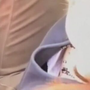 《盗撮動画》ガチ注意！某所にて素人女子たちの胸チラを盗み撮る専門撮り師のテクニックがすごい