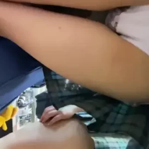 《盗撮動画》買い物に夢中になった青チェJKちゃん、連続前屈みでパンチラ盗撮されてしまった結果