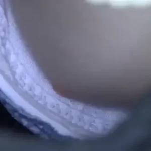 《盗撮動画》美女の乳首ゲット確認！凄腕撮り師の胸チラ&パンチラ盗撮動画のクオリティがヤバい