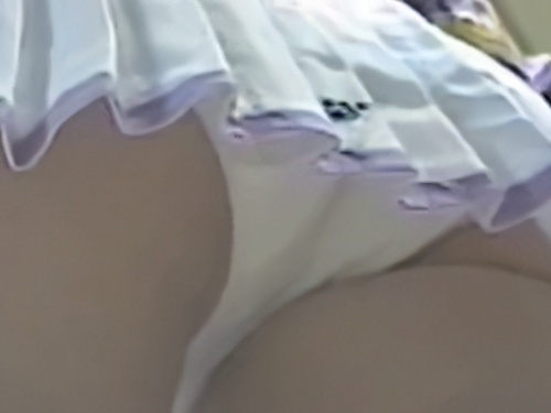 《盗撮動画》某コミケ会場で撮影されたティーンなコスプレ娘達の逆さ撮りパンチラがこちらです