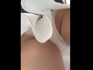 《盗撮動画》スマホ活用逆さ撮りパンチラのタゲにされたおさげの可愛い女子生徒ちゃんがこちら