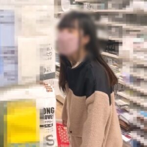 《盗撮動画》見逃し厳禁逆さ撮りパンチラ。この美少女のスカートの中がまさか”こうなってる”とは誰も思わないよな