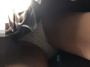 《盗撮動画》10代私服娘を執拗に狙う鞄カメラ映像。可愛すぎるドット柄パンティが丸見えに