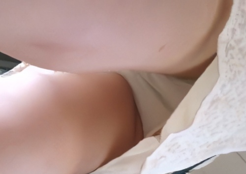 《盗撮動画》毎日50人以上のガチ素人女子が餌食になる某パンチラスポットで撮影された動画がこちら