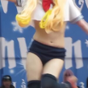 《盗撮動画》コスプレイベント会場に登場した美少女レイヤーちゃん、乳首ポロリハプニングで人生に汚点を残すのトップ画像