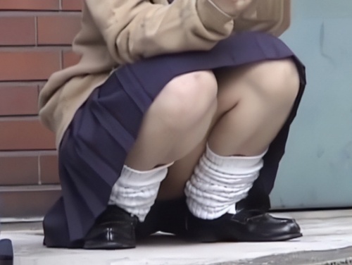 《盗撮動画》放課後JKのしゃがみ込みパンチラ！この後白パンティとハミ毛が丸見えになります