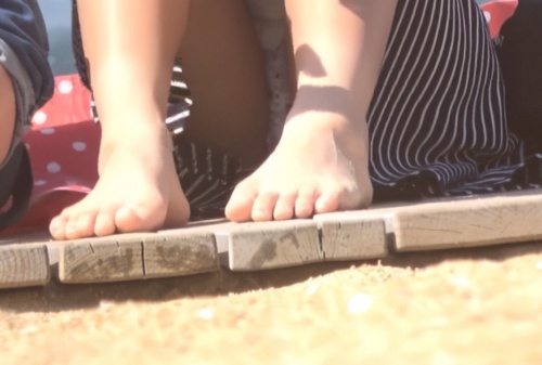 《盗撮動画》ビーチで発見！可愛すぎるキャラパン履いたティーン娘の夏休みの一コマパンチラ