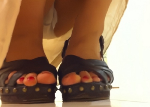 《盗撮動画》削除注意！激カワショップ店員のしゃがみパンチラをじっくり撮り上げる天才撮り師が登場