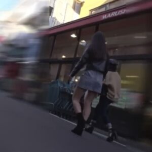 《盗撮動画》素人女子さん、ストーカー男に自宅を特定された上パンチラ動画まで公開されてしまう...