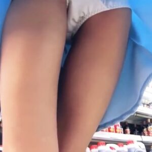 《盗撮動画》撮り師目線でこういうお尻突き出しパンチラが撮れる奴って控えめに言って神だと思うんだ