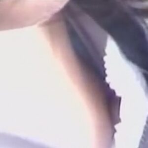 《盗撮動画》胸チラ撮り師「こうやって素人女子の乳首を盗み撮ってます」→やばすぎると話題へ