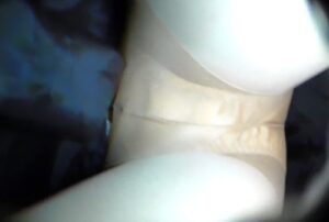 《盗撮動画》伝説の男「こういうちょっと地味だけど可愛い制服店員のパンチラが一番興奮するｗ」→動画がこちら