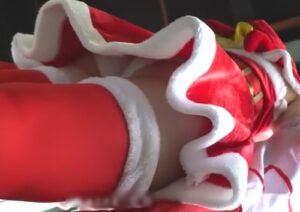 《盗撮動画》何故だかわからんが抜けてくるサンタコスプレ美少女の逆さ撮りパンチラ（コスプレ会場編）