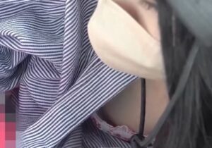 《盗撮動画》休日の新米ママちゃん、我が子の隣で乳首と生パンを盗み撮られる被害