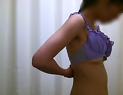 《盗撮動画》ヤバイやつ。上玉揃いの美人OLさんたちの着替え盗撮動画！例の変態医師の犯行のようです