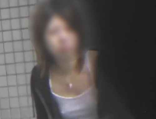 《盗撮動画》キャミ1枚でがっつり胸ポチしてるギャルにたぶん盗撮バレして震えてるんだが...（動画あり）