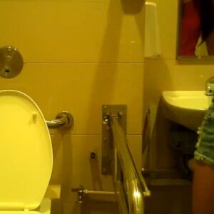 《盗撮動画》※早め推奨※洋式女子トイレとホットパンツギャルと勢いよく飛び出すおしっこと